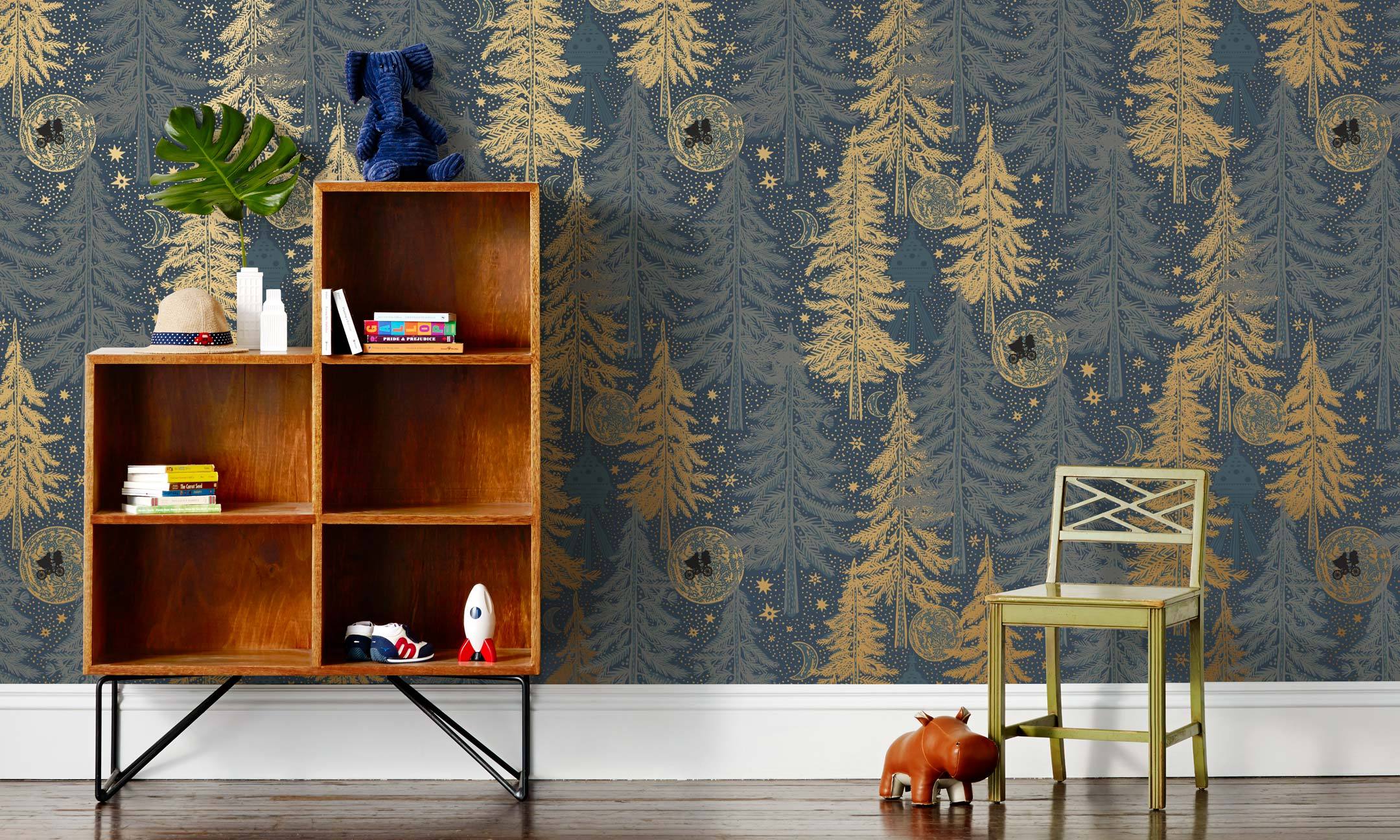 Be Good (Midnight) Wallpaper with light gray and gold illustrations on a deep gray background depicts scenes from the iconic movie E.T. the Extra-Terrestrial and was created in collaboration with Universal | Hygge & West